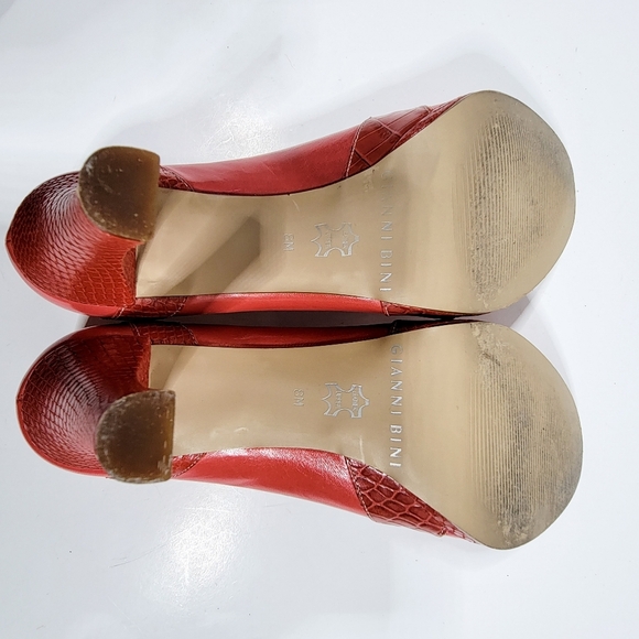 Vintage Gianni Bini Muted-Red Leather Peep Toe Heels w/ Croc Detailing - Picture 6 of 9